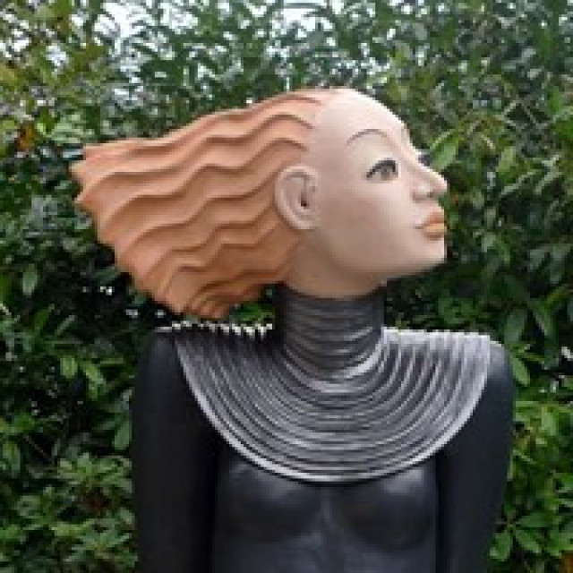 Skulptur Frau: Die große Milva | Keramik Kunst Blog