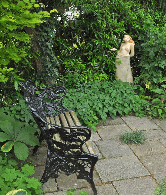 Ein Gartenmädchen, Gartenskulptur im Grünen